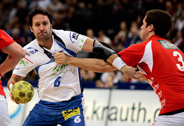 裸拳吸引着 裸拳吸引着